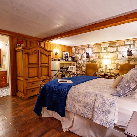 A Barn At The Quarry Bed & Breakfast Fredericksburg Bagian luar foto