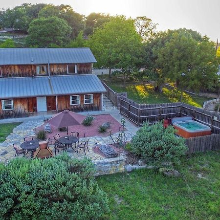 A Barn At The Quarry Bed & Breakfast Fredericksburg Bagian luar foto
