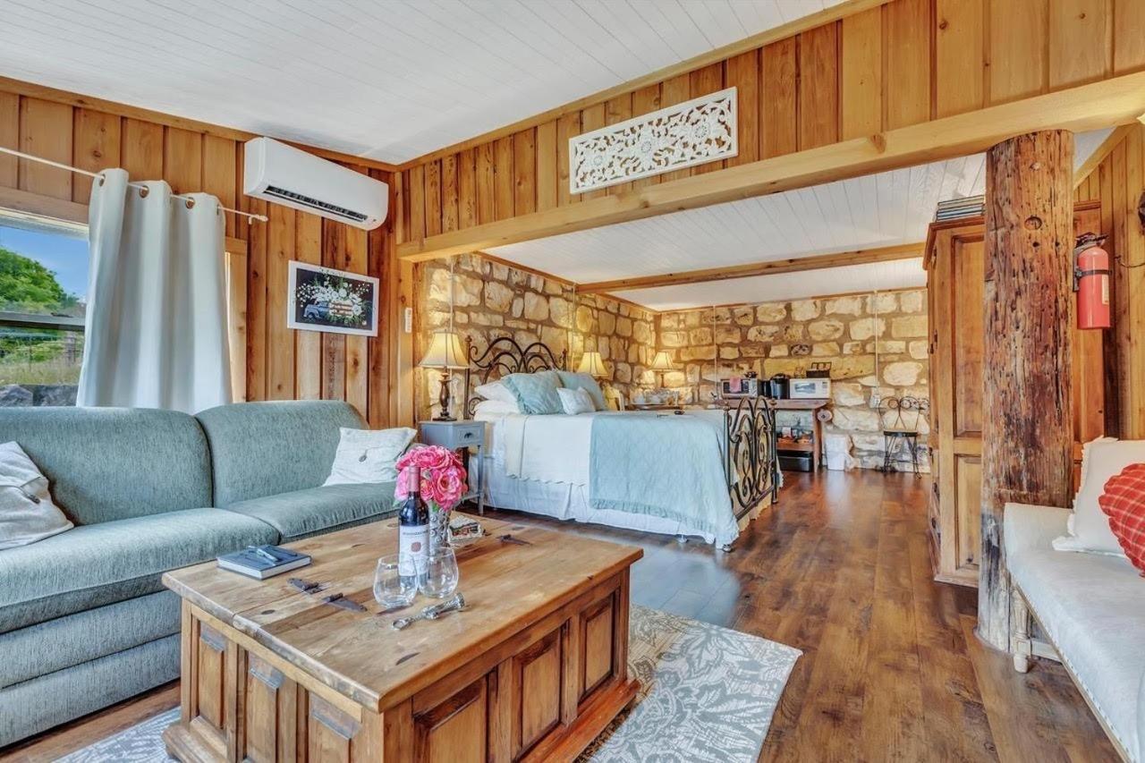 A Barn At The Quarry Bed & Breakfast Fredericksburg Bagian luar foto