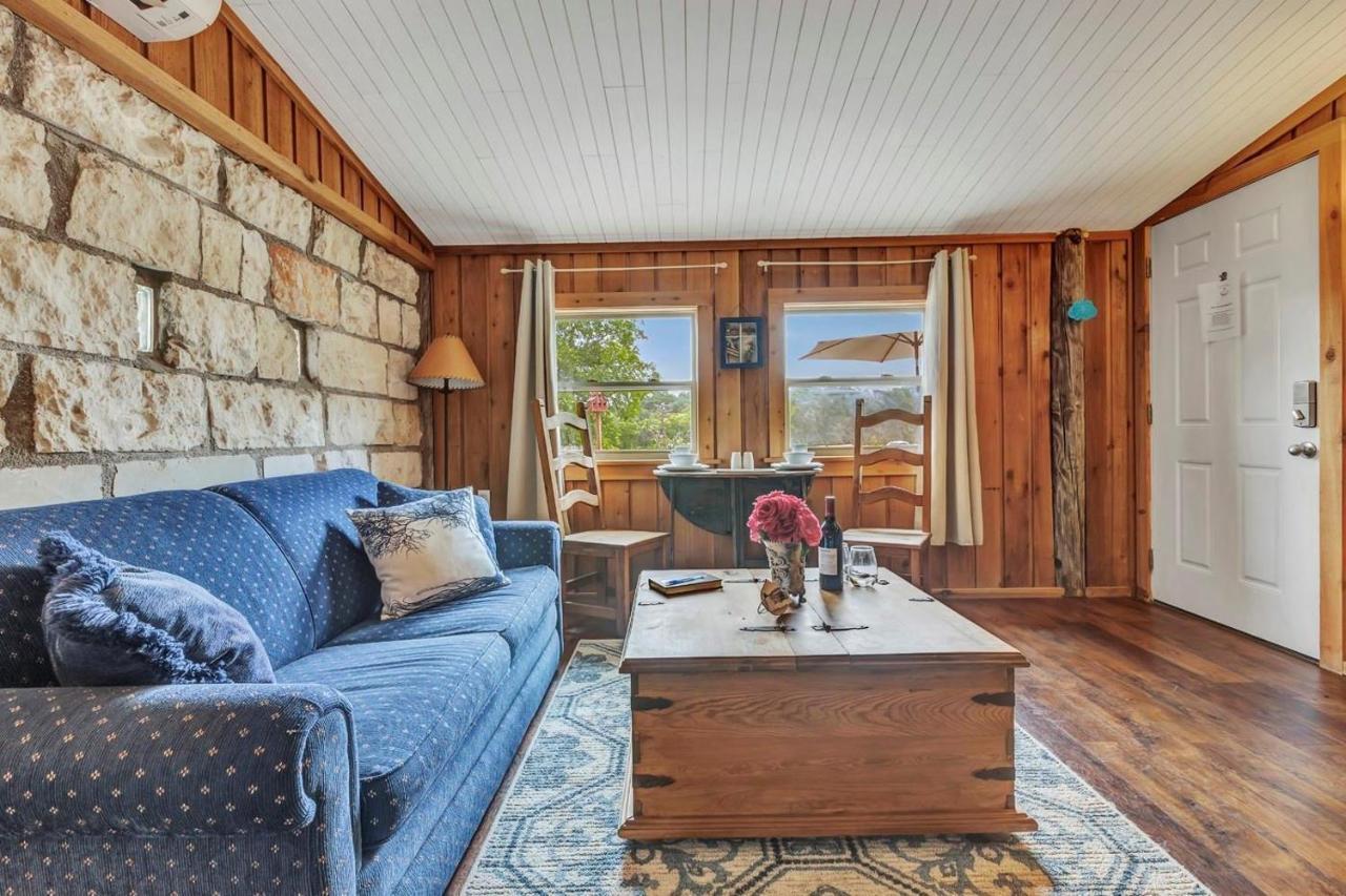A Barn At The Quarry Bed & Breakfast Fredericksburg Bagian luar foto