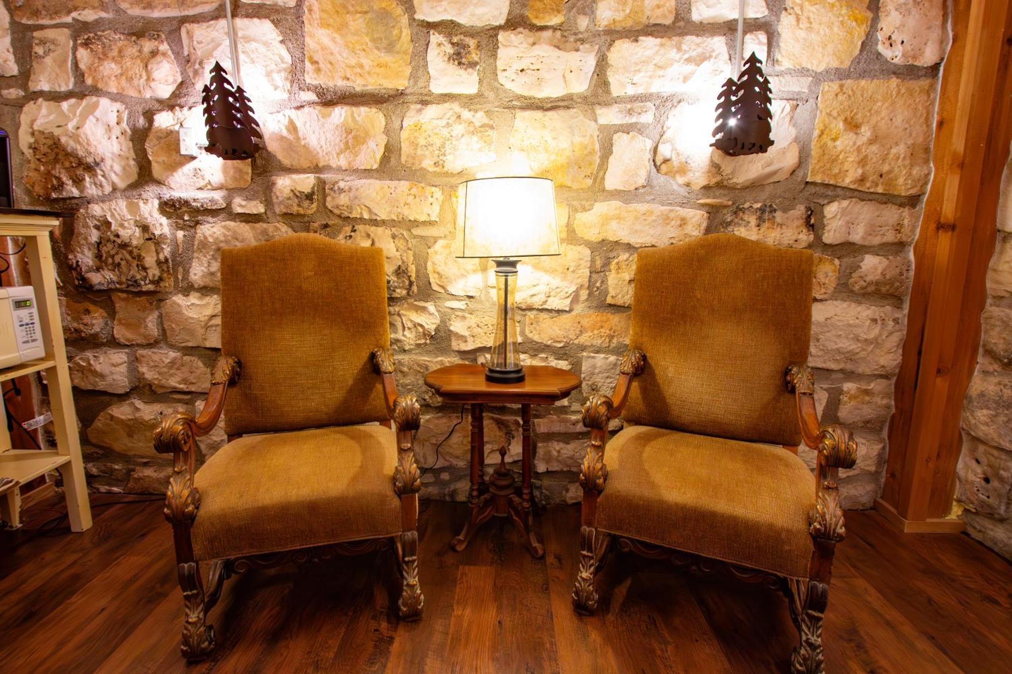 A Barn At The Quarry Bed & Breakfast Fredericksburg Bagian luar foto