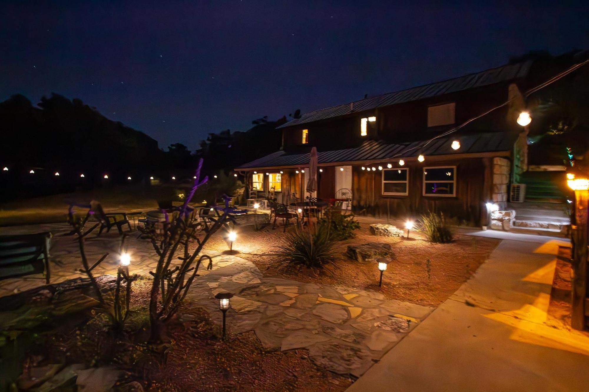 A Barn At The Quarry Bed & Breakfast Fredericksburg Bagian luar foto