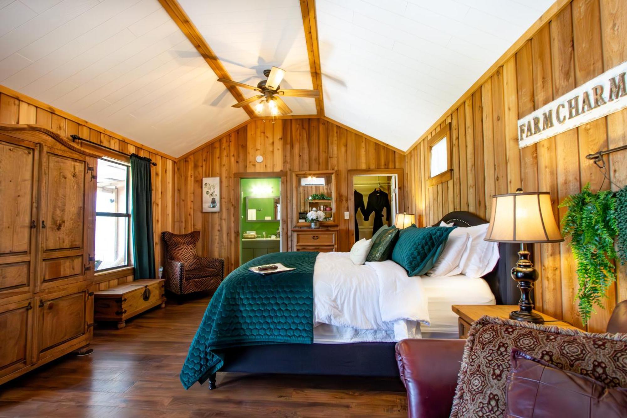 A Barn At The Quarry Bed & Breakfast Fredericksburg Bagian luar foto