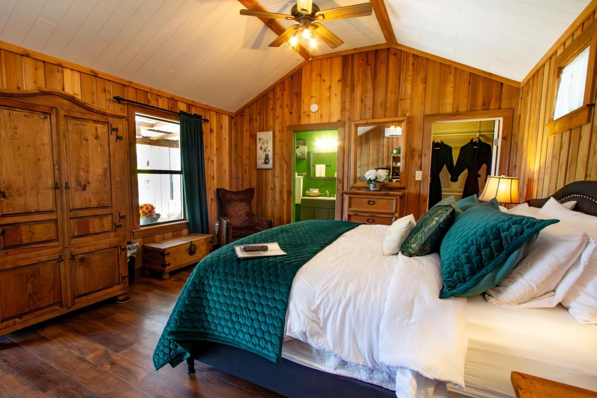 A Barn At The Quarry Bed & Breakfast Fredericksburg Bagian luar foto