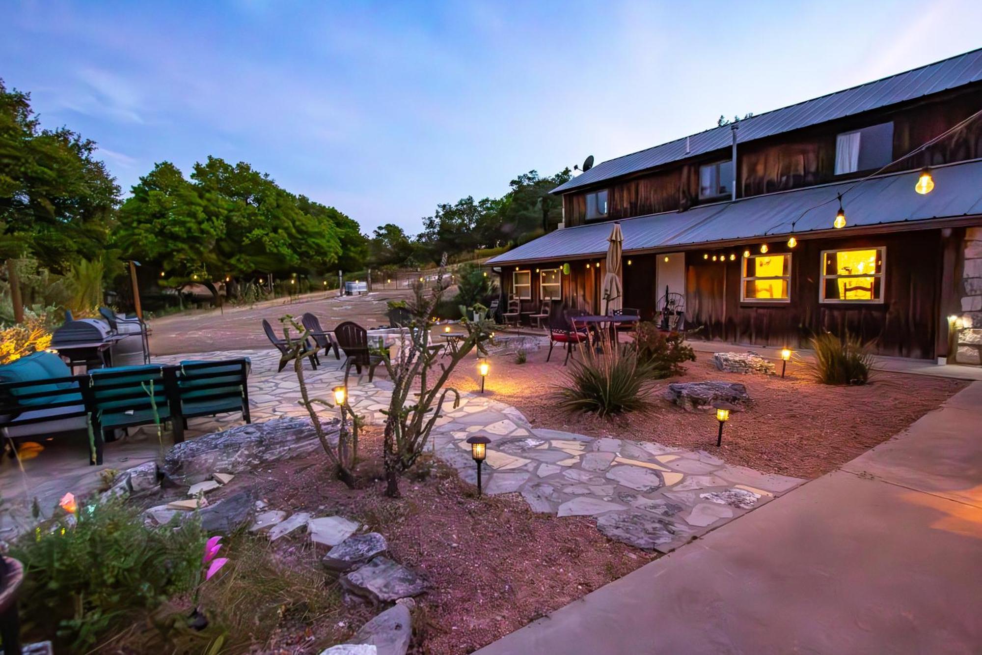 A Barn At The Quarry Bed & Breakfast Fredericksburg Bagian luar foto