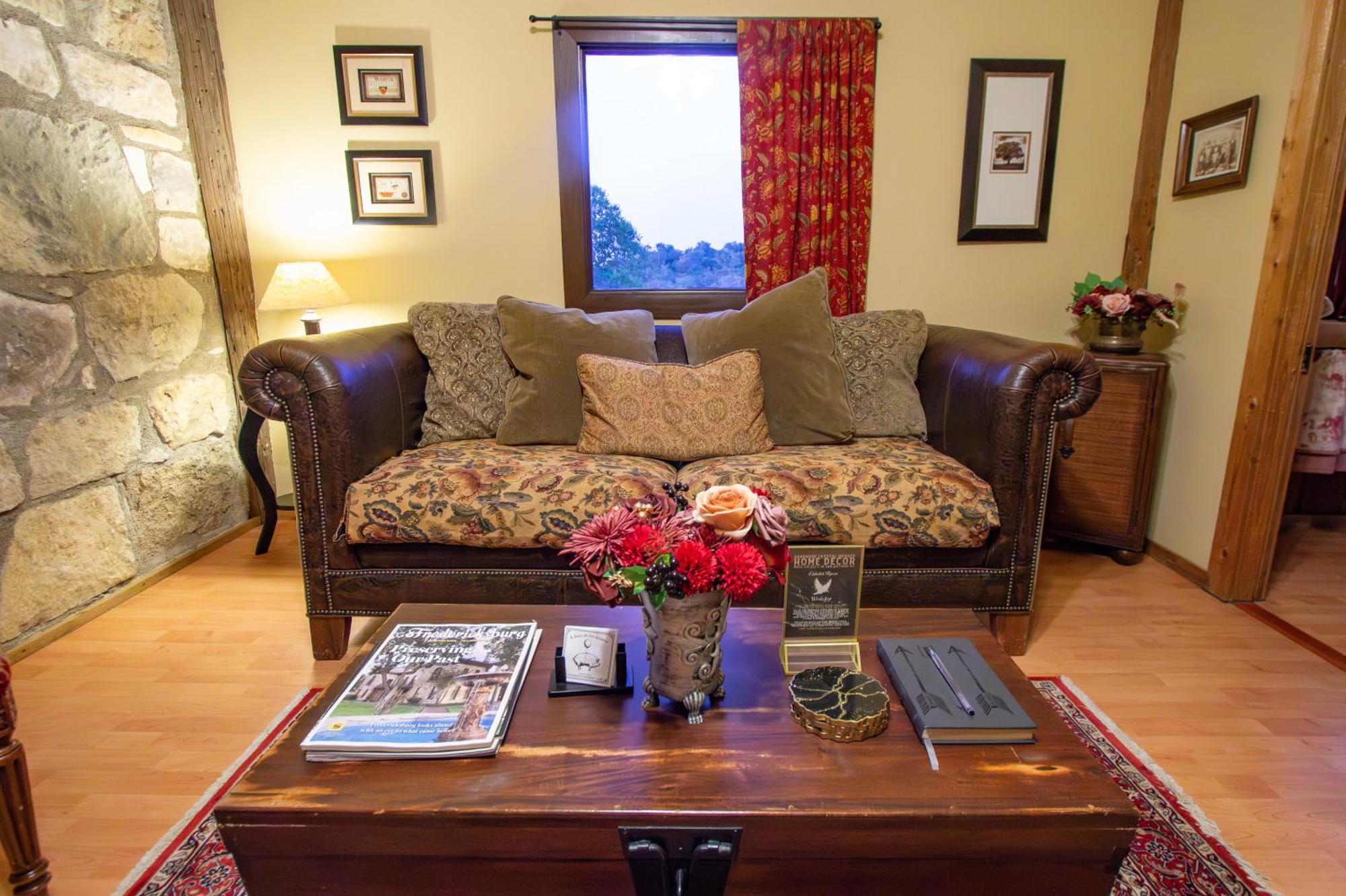 A Barn At The Quarry Bed & Breakfast Fredericksburg Bagian luar foto