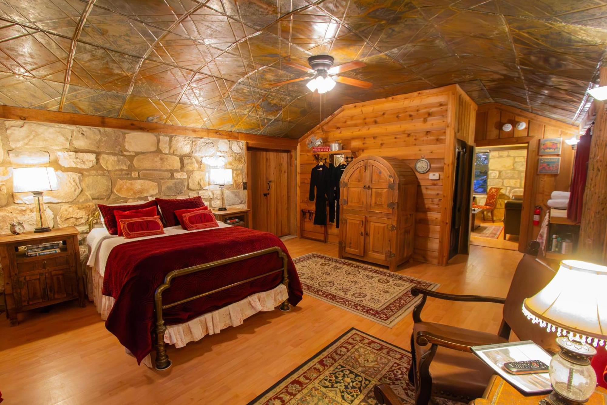 A Barn At The Quarry Bed & Breakfast Fredericksburg Bagian luar foto