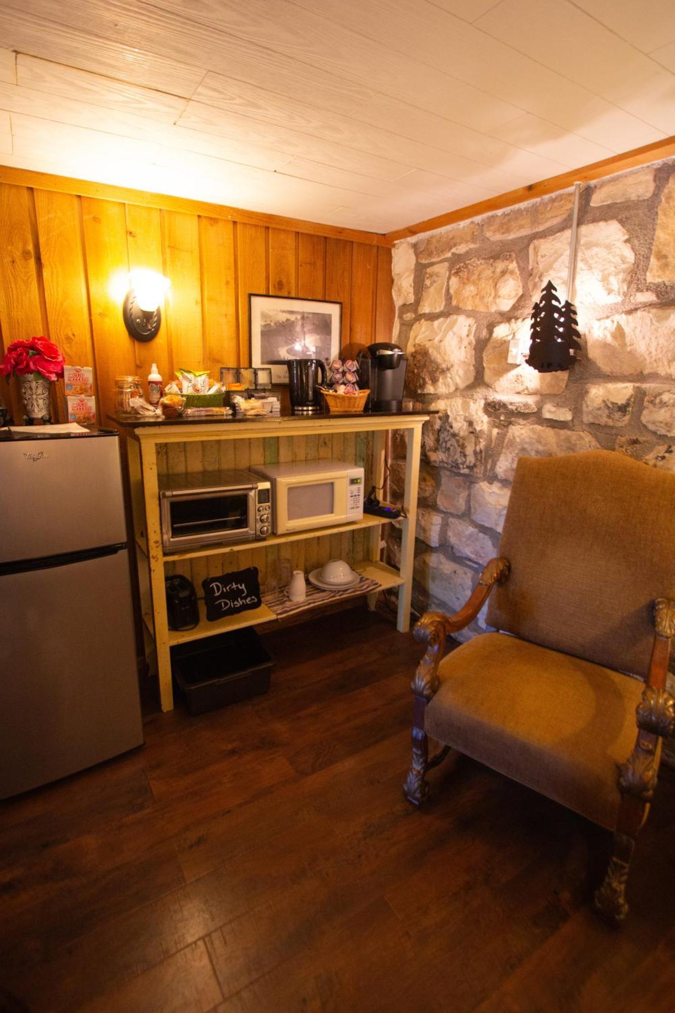 A Barn At The Quarry Bed & Breakfast Fredericksburg Bagian luar foto