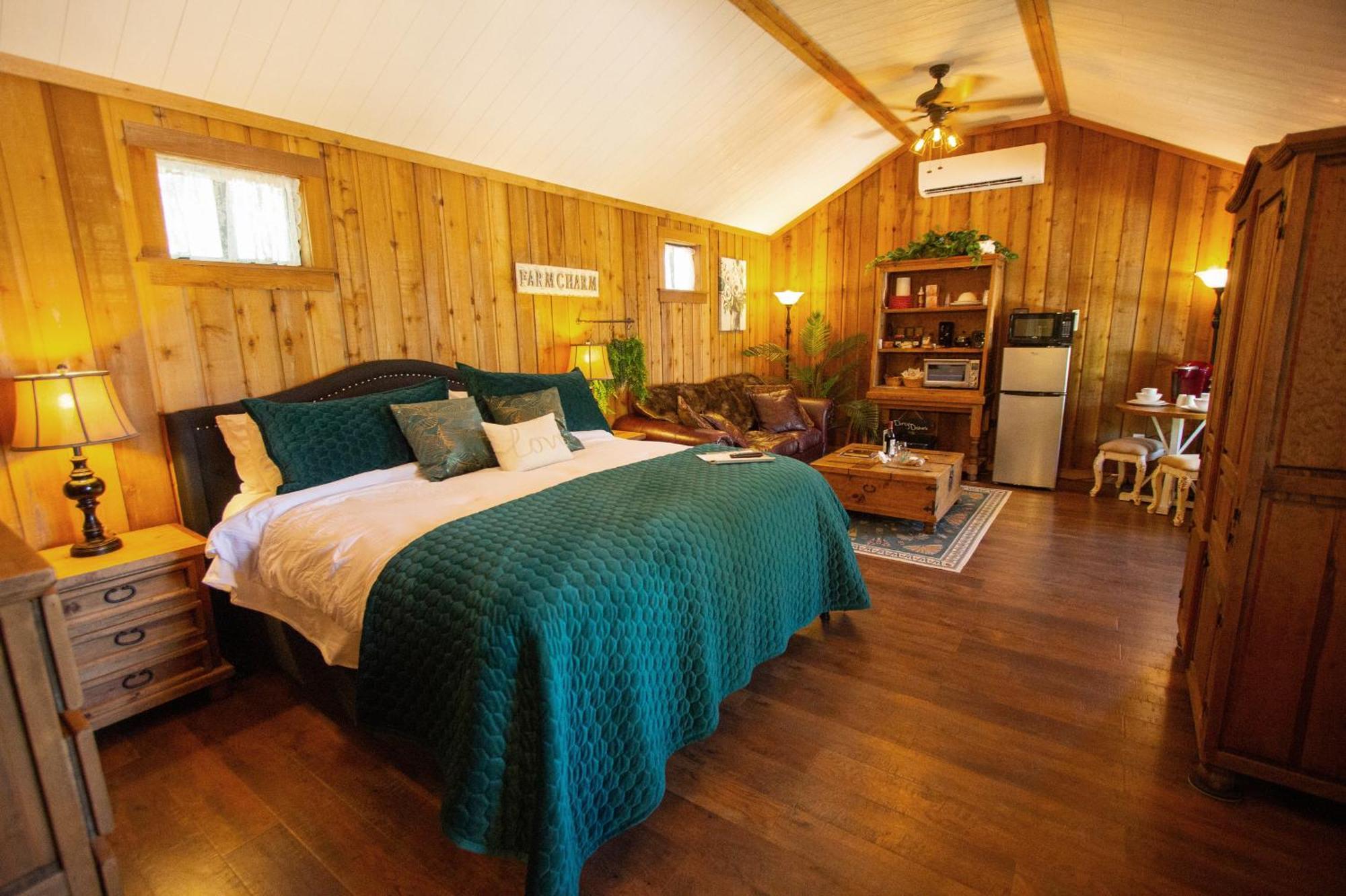 A Barn At The Quarry Bed & Breakfast Fredericksburg Bagian luar foto