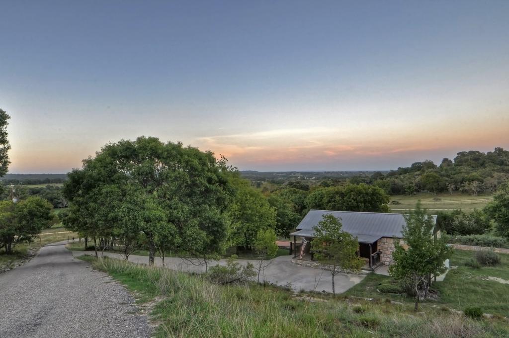 A Barn At The Quarry Bed & Breakfast Fredericksburg Bagian luar foto