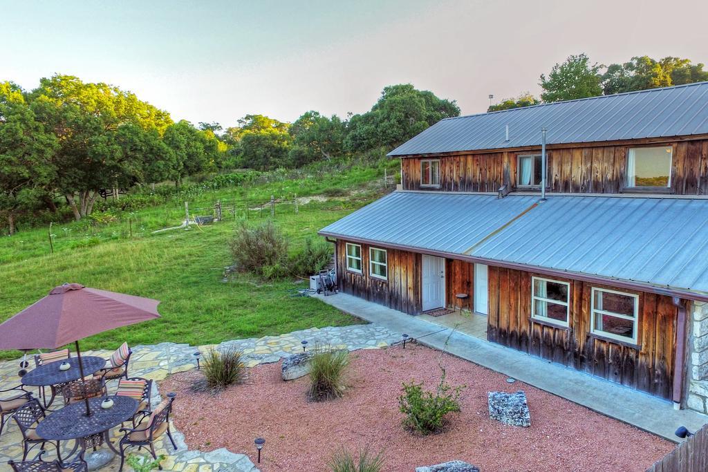 A Barn At The Quarry Bed & Breakfast Fredericksburg Bagian luar foto